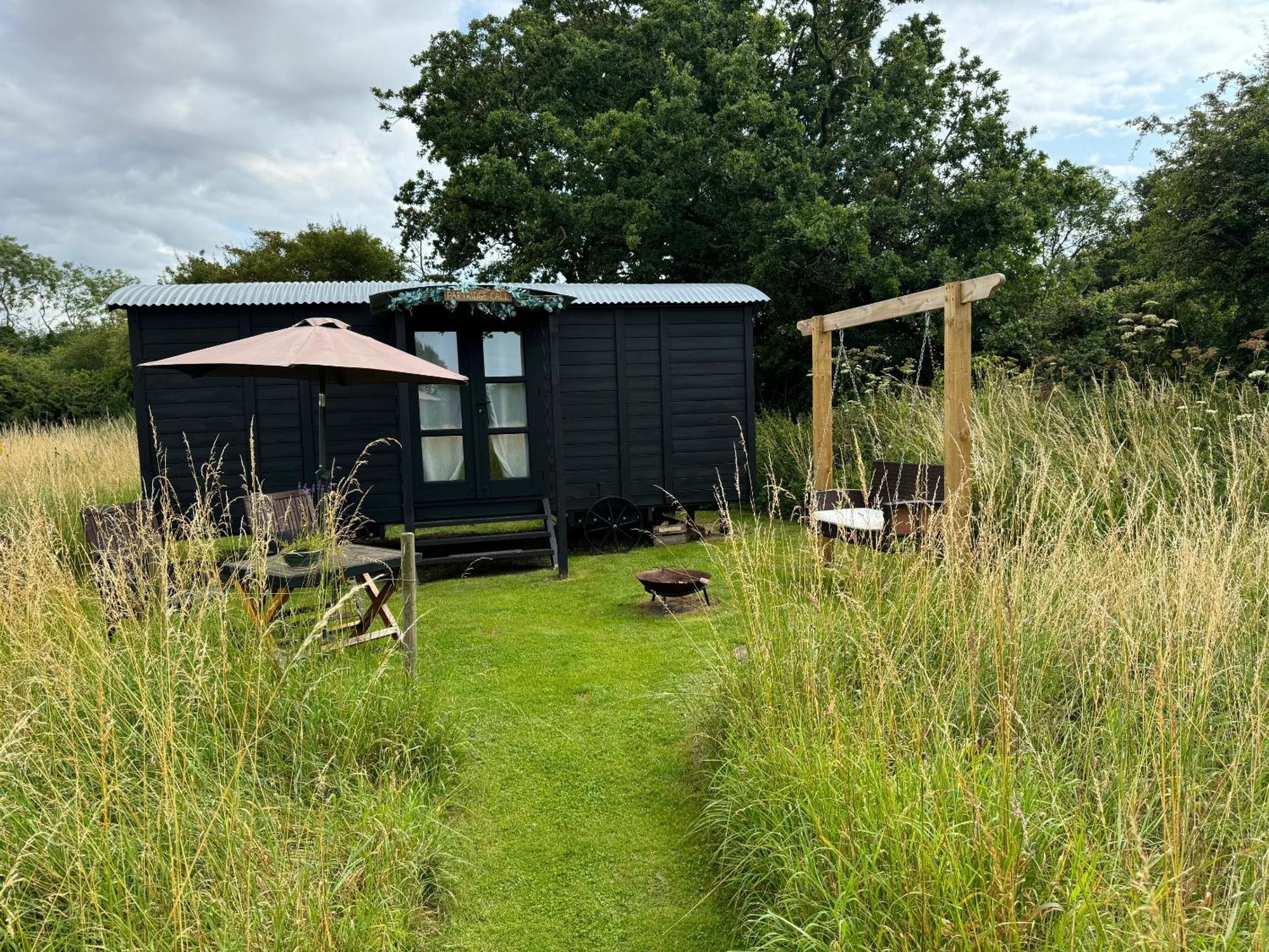 Отель Blue Sky Huts Chediston Экстерьер фото